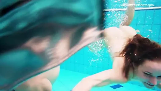 Üç sıcak bebek havuzda çıplak yüzmek