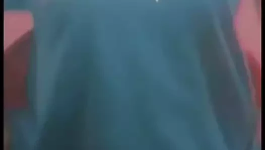 Kız göğüslerini gösterir