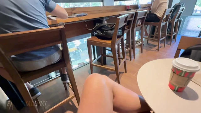 Starbucks halka açık kafede mastürbasyon ve boşalma