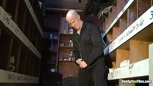 Hook Scott uzun dildosunu sıkı götüne vurmadan duramıyor