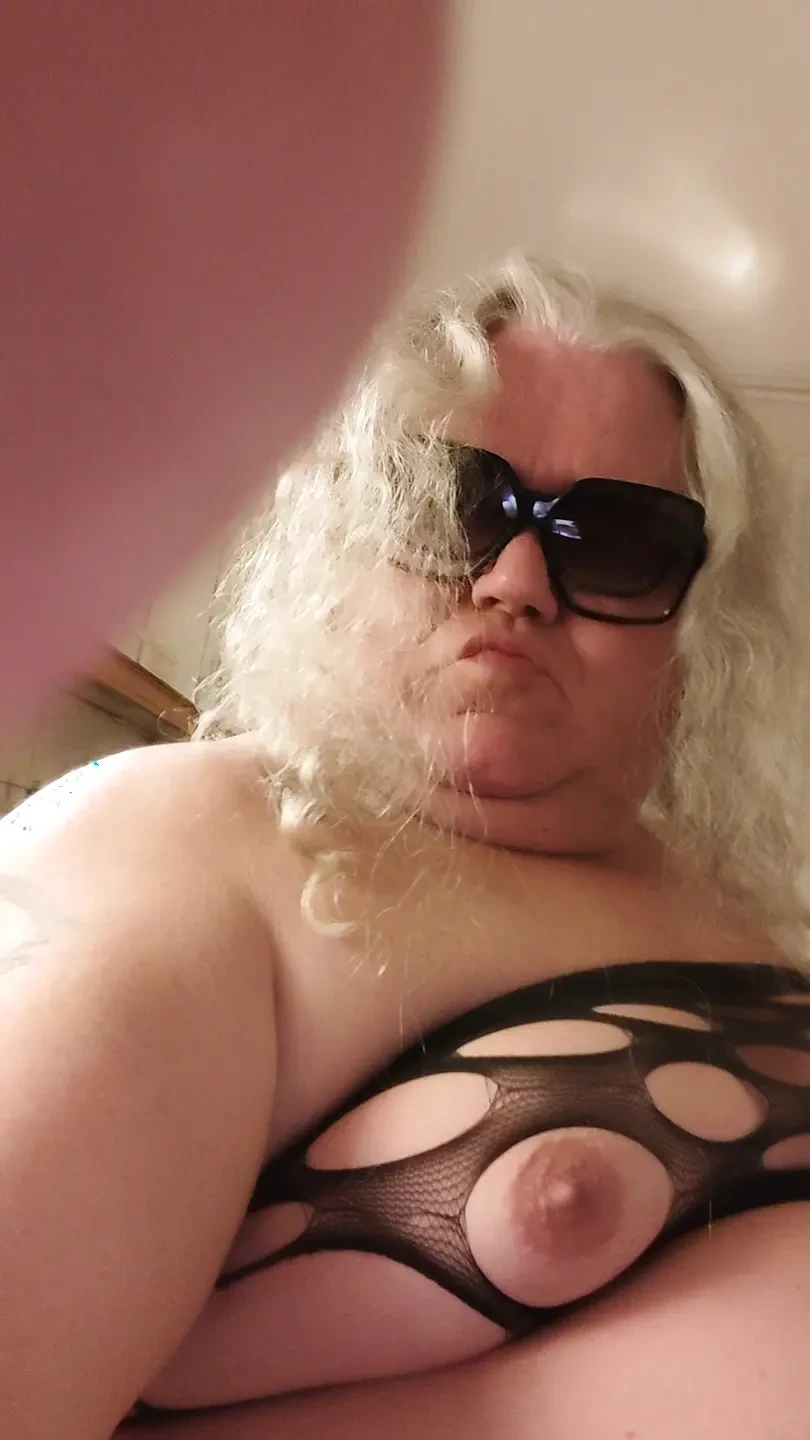 ŞIŞMAN GÖTLÜ TRAVESTI MUTFAKTA MASTÜRBASYON YAPıYOR