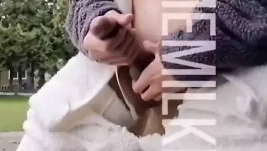 Çıplak kostüm içinde ve okul dışında sarsıldı neredeyse yakalanmak