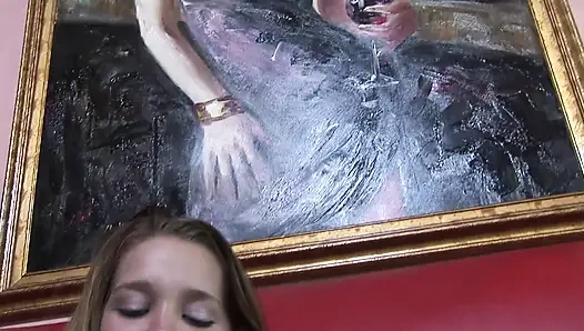 Dövmeli esmer sıkı amcığının içine boşalıyor