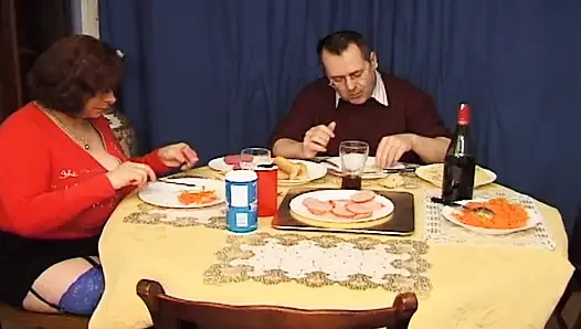 Fransız nine yemekte yarak emiyor