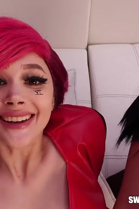 Caitlin и Vi трахнул охранник! Сцена из Arcane