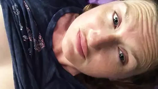 Keşke sıkıcı yaşlı bir mastürbasyon yaparken aptal yerine yarağını emiyorsam?