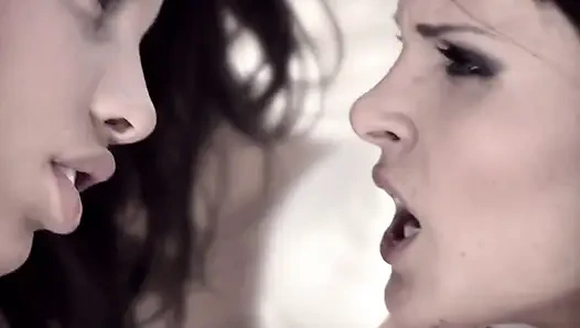 Lezbiyen modeller öpüşüyor ve birbirlerini yalıyor