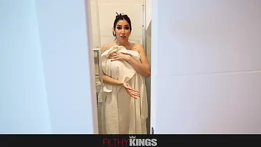 Pis krallar - büyük memeli Fransız üvey anne Clea Gaultier üvey oğlunun yarağına biniyor