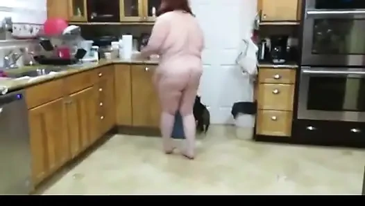 İstenilen video büyük şişman anne orta yaşlı seksi kadın onunla edepsizce konuşurken mutfağı süngeriyle temiziyor