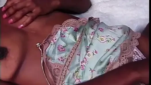 Seksi zenci genç kız çenesine boşalıyor