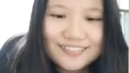 Asyalı kız poposunu gösterir