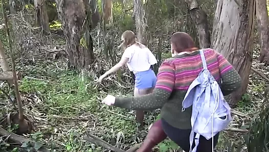 2 kadın yürüyor ve dışarıda seks denemek ve buna bayılıyor!