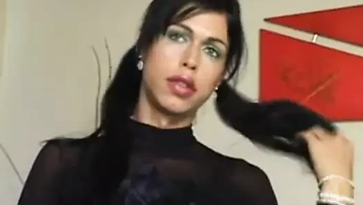 Esmer travesti delikanlının sikini emiyor ve sonra sert sikiliyor