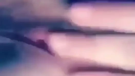 Karısı kendini parmaklıyor.