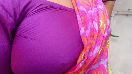 Tamil ateşli kız evde tesisatçıyla aldatıyor. Çok ateşli büyük göğüsler, yarak emme, amcık yeme, sert sikiş ve boşalma