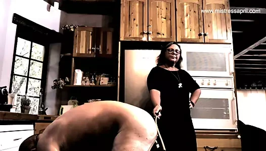 Dominatrix sahibe April - kölesinin götünü sopalıyor