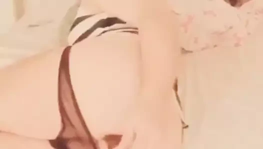 Elle se gode le cul en webcam sur Instagram