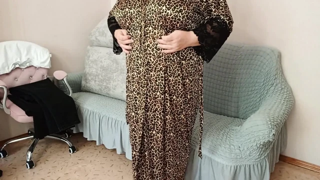 Büyük memeli kız arkadaş kamera önünde kendini okşuyor