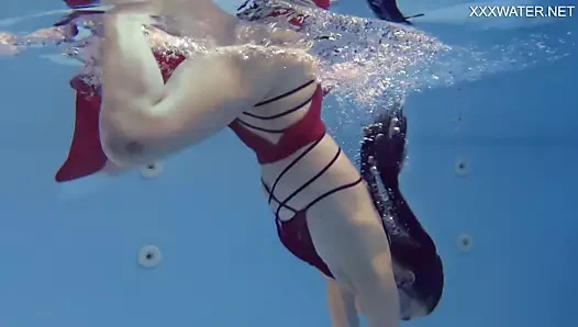 Marfa, havuzda çıplak olan sevimli bir Rus porno yıldızı