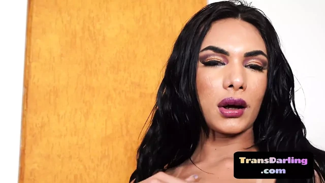 Bigboobs ts latin striptiz yaptıktan sonra yarağını çekiştiriyor