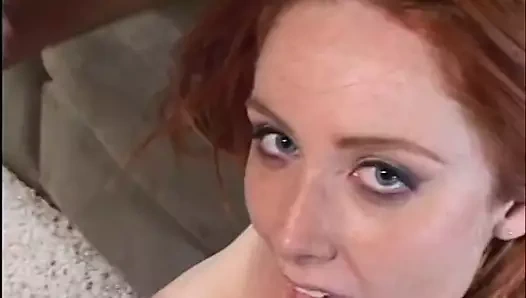 Redhead ile sütlü beyaz cilt gets sert çük sonra gets kremalı