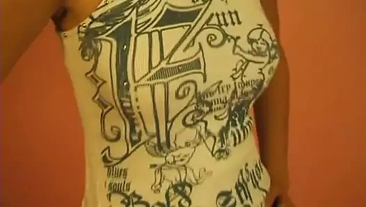 Bir günlük porno yıldızı katrin sarışın genç kız zevkin için amına mastürbasyon yapıyor