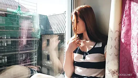 Lea sunshine kızıl saçlı kız pencerede