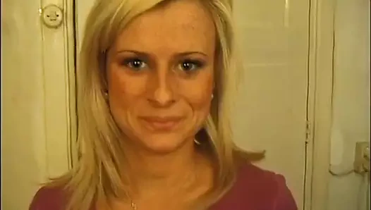 Sana Denisa'yı harika bir gerçek sarışın peri ile sunuyorum