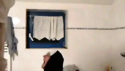 Bir otelde rahibe fantezisi olan yaşlı adam