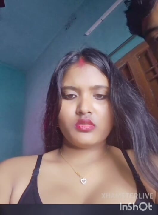 Seksi babhi sari içinde içkilerle sikişiyor