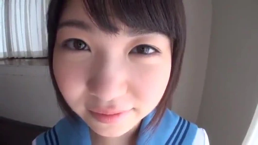 Orta yaşlı bir adam ve üniformalı bir güzellik