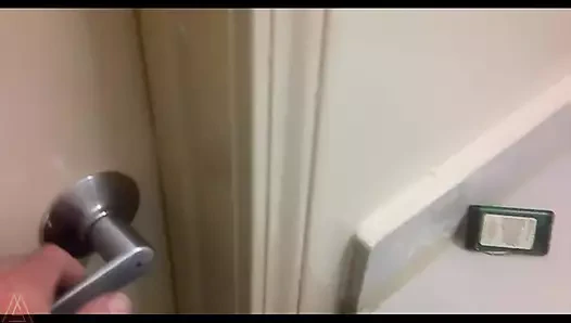 Harley Ryder için duş sürprizi ama otelde duş sikişmesini paylaşmaya ikna oldu