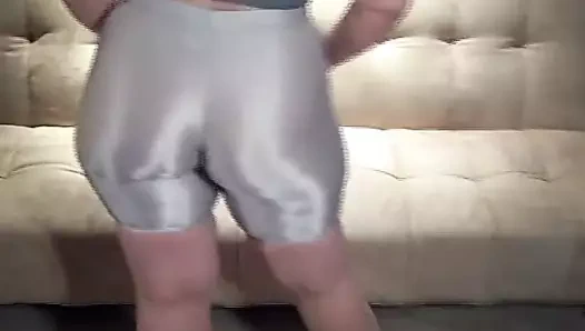 Sıkı beyaz taytlı büyük göt