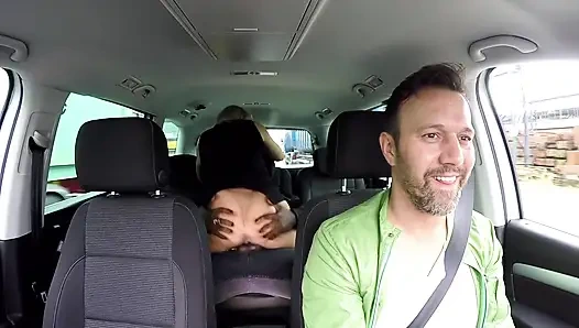 Çarpıcı dövmeli sarışın açık havada büyük siyah yarakla sikiliyor