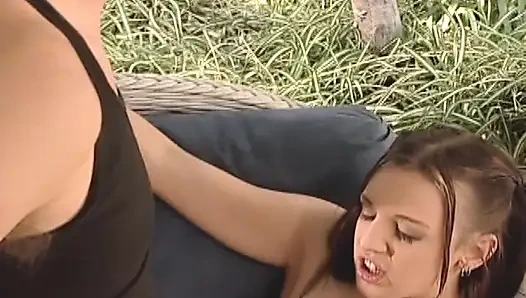 Sevimli sürtük açık havada gösteride her iki deliğini de sikiyor