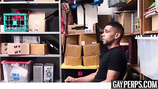 Güvenlik görevlisi genç latino hırsızların kıçını yok ediyor