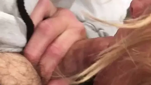 kız arkadaşı tarafından oral seks. mükemmel bir horoz enayi. kırlangıçlar.