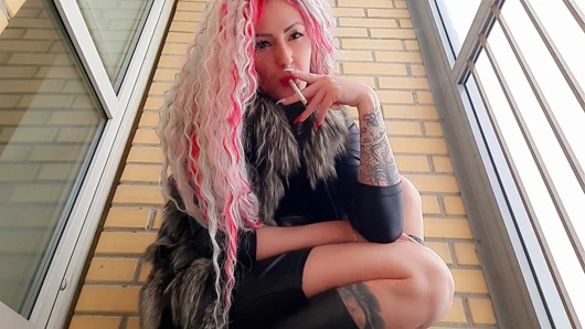 dominatrix nika ile sigara fetişi.