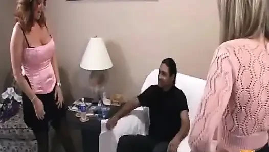 İki azgın orta yaşlı seksi kadın