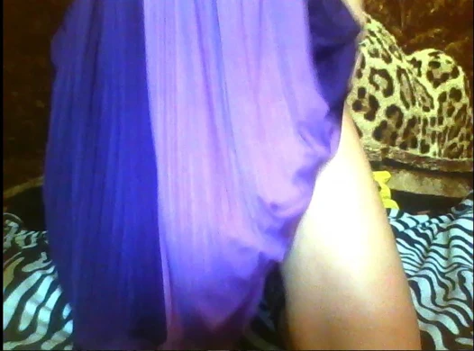 Menekşe elbise ve yeşil külot, tanga ve diz yüksek çorap ve çift penetrasyon, kedi içinde iyi boyut yapay penis