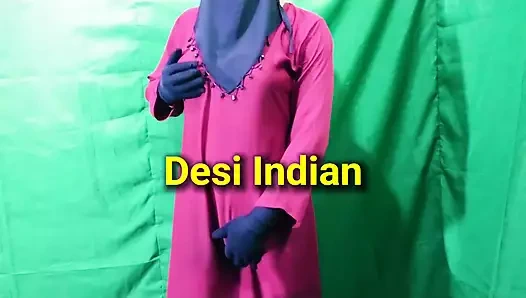 Hintli ev hanımı yatak odasında mastürbasyon yapıyor ve edepsizce konuşuyor