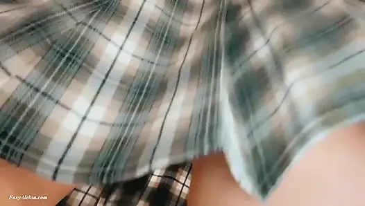 Eteğinin Altına Dokunuyor. Kız Metroda Yabancının Ateşli Spermini Alıyor.