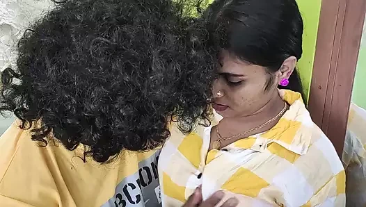 Vaishnavy gömlek açık ve kırmızı sutyen sharun raj ile romantizm gösteriyor, Mallu çift elbise açık romantizm, ateşli göğüsler öpüşme romantizmi