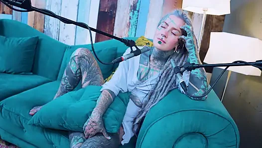 H hakkında konuşuyorum - mutluluk - asmr podcast sfw konuşuyor gotik sıska kız dreadlocks dövmeli model dövmeli kız