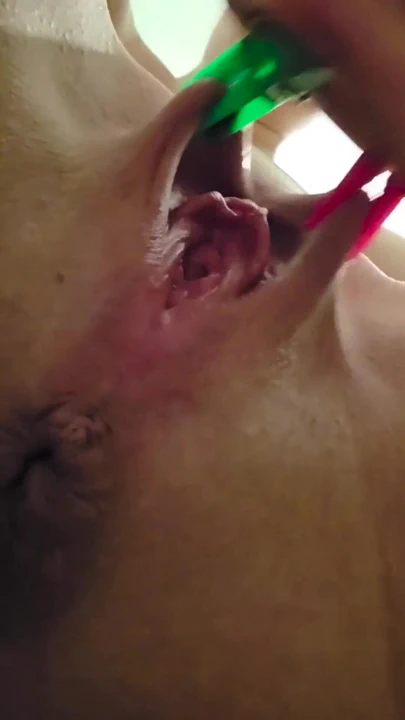 Ana Liz yakın çekimde sıkı amcığını cımbızla işkence ediyor ve esnetiyor... | Klip 1