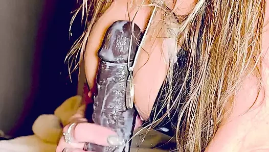 Genç orta yaşlı seksi kadın ravin uzun tırnaklar ve büyük memeli meme sikişi döl her yerine boşalana kadar büyük siyah yarağa mastürbasyon yapıyor