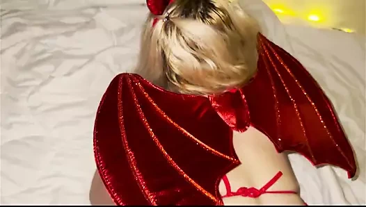 SEKSI SARıŞıN ÜVEY ERKEK KARDEŞINI MEMNUN ETMEK IÇIN IBLIS GIBI GIYINIYOR