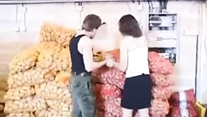 French - Une petite salope en GangBang au milieu des patates