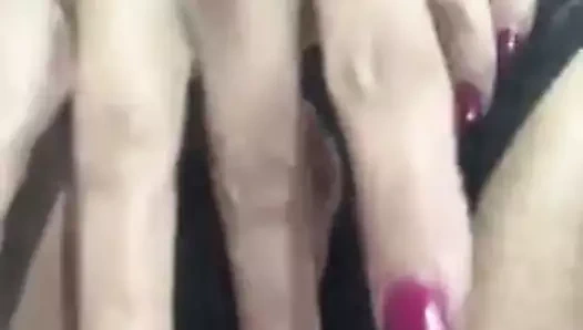 Schlampe fingert sich