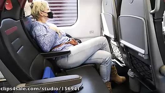 Trende bacak bacak üstüne attırarak orgazm oluyor